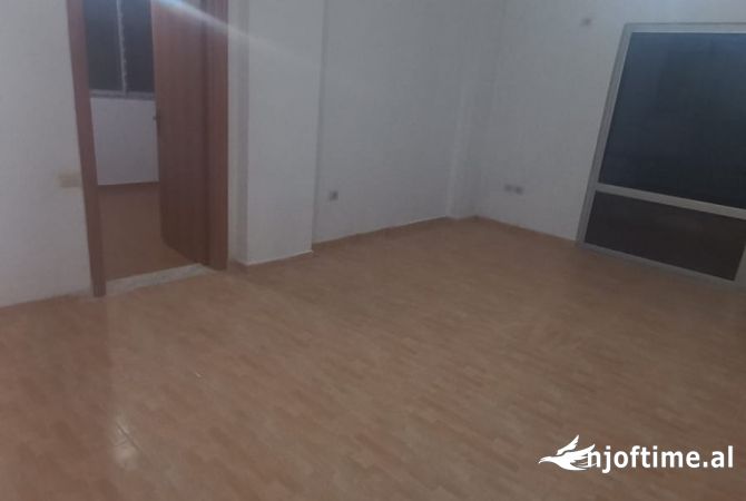 Shtepi ne shitje Apartament ne Tirane, 3+1, Mobilimi Bosh, pa mobiluar, Pagesa 1,930,000  Euro.