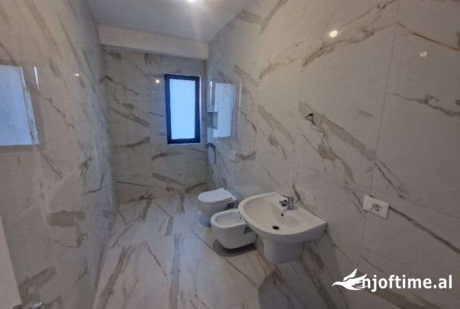 Jepet ambjent per zyra Rruga e Kavajes