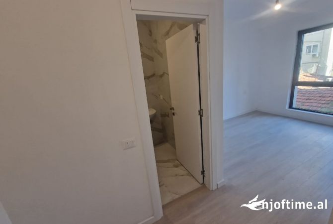 Jepet ambjent per zyra Rruga e Kavajes