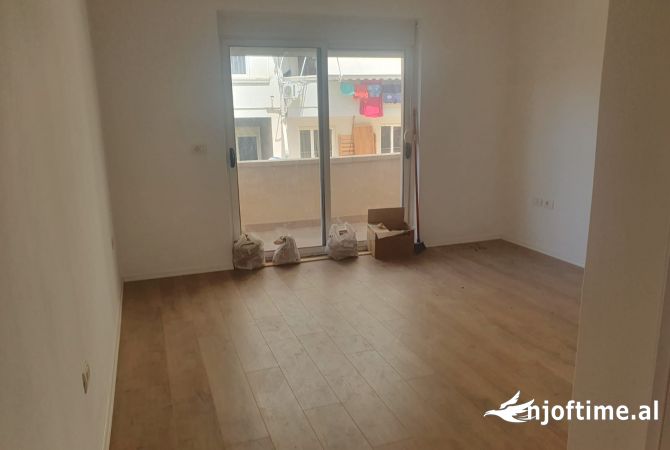Shtepi ne shitje Apartament ne Tirane, 2+1, Mobilimi E mobiluar, Pagesa 140,000  Euro.