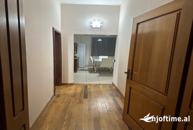 Shtepi me qera Shtepi Private ne Tirane, 2+1, Mobilimi E mobiluar, Pagesa 380  Euro.