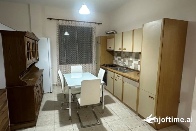 Shtepi me qera 2+1 ne Tirane - 380 Euro