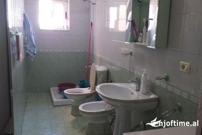 Shtepi ne shitje Apartament ne Tirane, 3+1, Mobilimi E mobiluar, Pagesa 110,000  Euro.