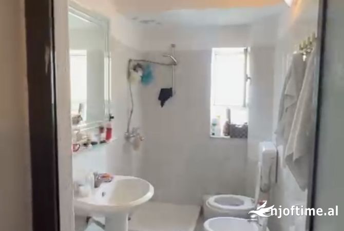 Shtepi ne shitje Apartament ne Tirane, 2+1, Mobilimi E mobiluar, Pagesa 140,000  Euro.