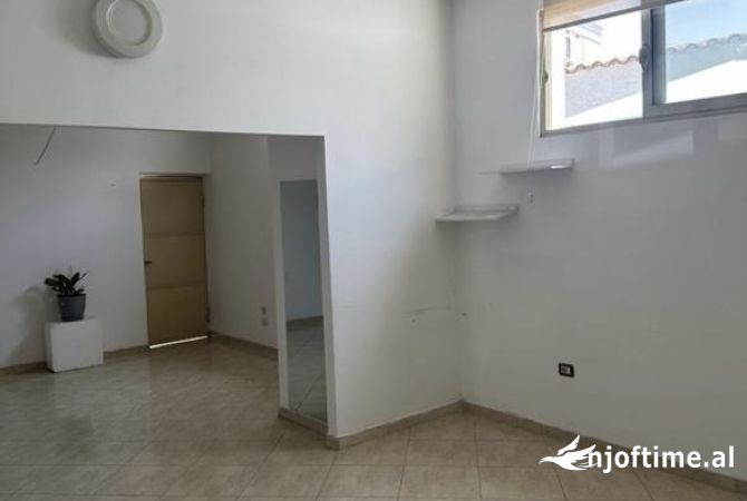 Ambient biznesi me qera 3+1 ne Tirane - 70,000 Leke