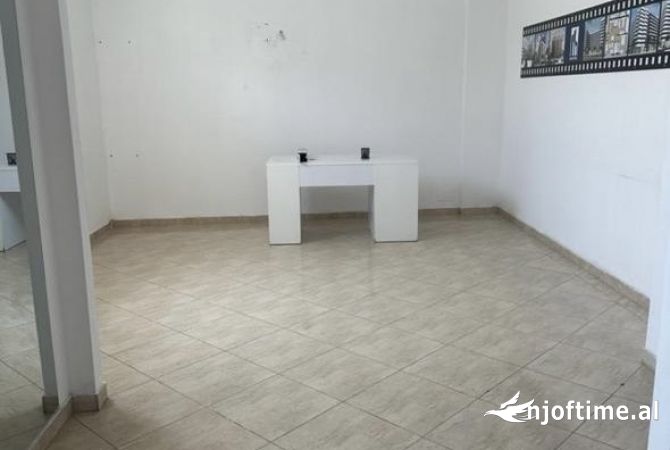 Ambient biznesi me qera 3+1 ne Tirane - 70,000 Leke