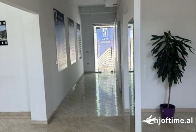 Jepet ambjent per zyra me qera prane Gjykates Administrative