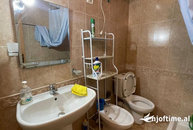 Shtepi me qera Apartament ne Tirane, 2+1, Mobilimi E mobiluar, Pagesa 650  Euro.