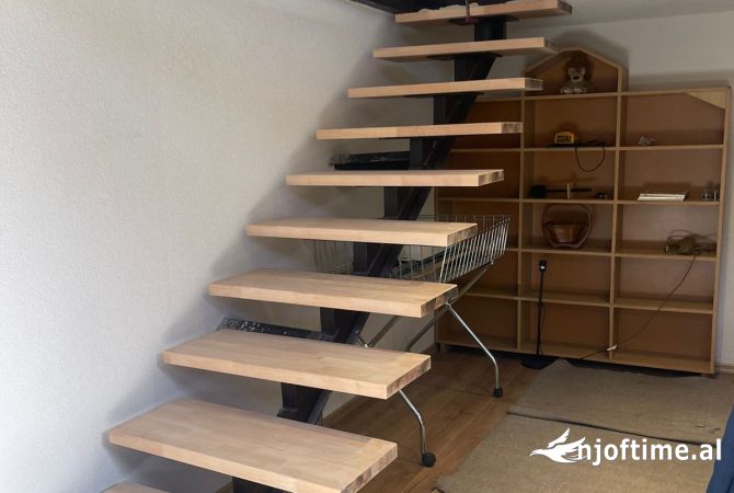 Shtepi me qera Duplex(shtepi me 2 kate) ne Tirane, Garsoniere, Mobilimi E mobiluar, Pagesa 400  Euro.