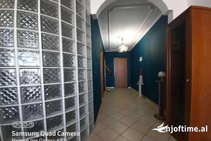 Shtepi me qera Apartament ne Tirane, 3+1, Mobilimi E mobiluar, Pagesa 800  Euro.
