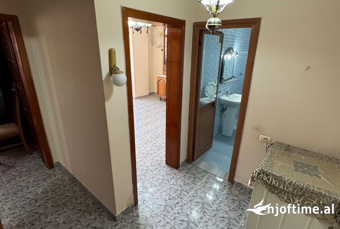 Shtepi me qera Apartament ne Tirane, 2+1, Mobilimi Pjeserisht e mobiluar, Pagesa 65,000  Leke.