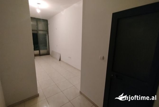 Jepet ambjent biznesi me qera 30 m2 ne Astir