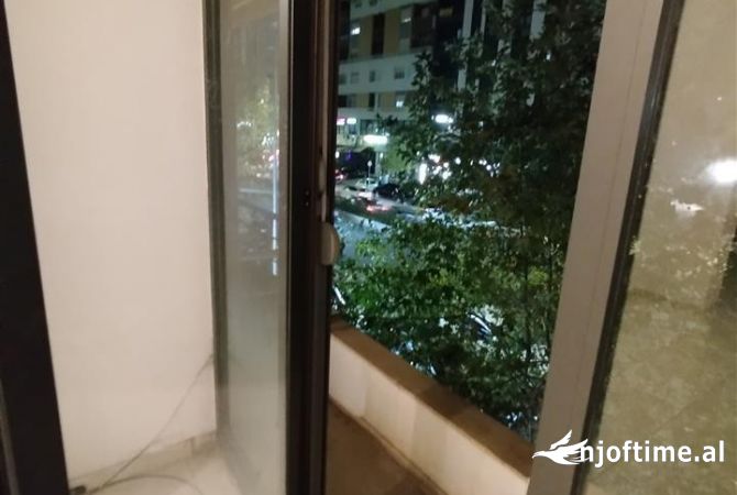 Jepet ambjent biznesi me qera 30 m2 ne Astir