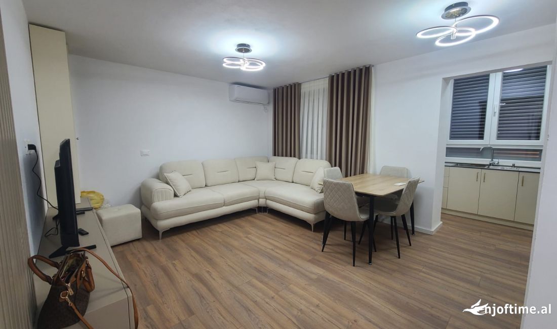 Shtepi me qera Papafingo(kati i catise) ne Tirane, 1+1, Mobilimi E mobiluar, Pagesa 500  Euro.