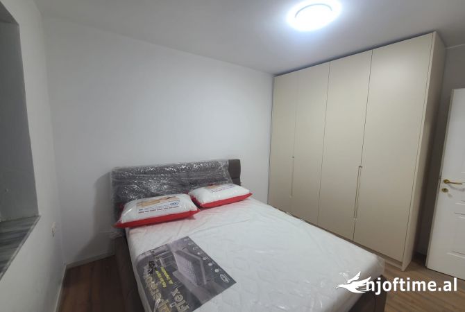 Shtepi me qera Papafingo(kati i catise) ne Tirane, 1+1, Mobilimi E mobiluar, Pagesa 500  Euro.