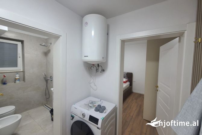 Shtepi me qera Papafingo(kati i catise) ne Tirane, 1+1, Mobilimi E mobiluar, Pagesa 500  Euro.