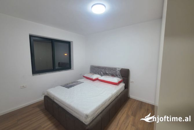 Shtepi me qera Papafingo(kati i catise) ne Tirane, 1+1, Mobilimi E mobiluar, Pagesa 500  Euro.