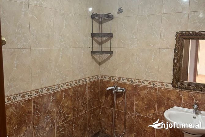 Shtepi me qera Apartament ne Tirane, 1+1, Mobilimi Pjeserisht e mobiluar, Pagesa 45,000  Leke.