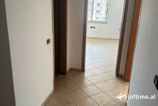 Shtepi me qera Apartament ne Tirane, 1+1, Mobilimi Pjeserisht e mobiluar, Pagesa 45,000  Leke.