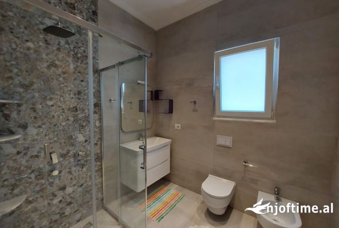 Shtepi me qera Vila Luksoze ne Tirane, 3+1, Mobilimi E mobiluar, Pagesa 3,000  Euro.