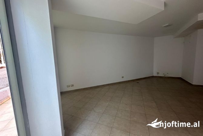 Ambient biznesi me qera 3+1 ne Tirane - 25,000 Leke