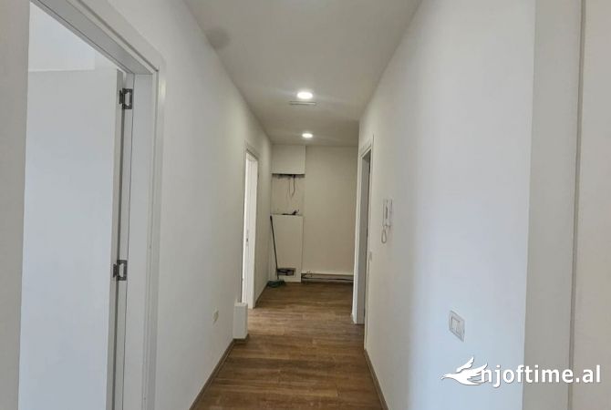 Shtepi ne shitje Apartament ne Tirane, 2+1, Mobilimi E mobiluar, Pagesa 250,000  Euro.