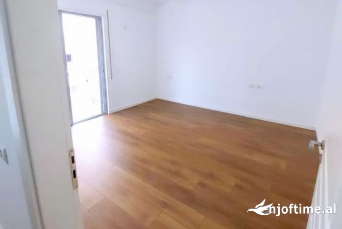 Shtepi ne shitje Apartament ne Tirane, 1+1, Mobilimi Bosh, pa mobiluar, Pagesa 155,000  Euro.