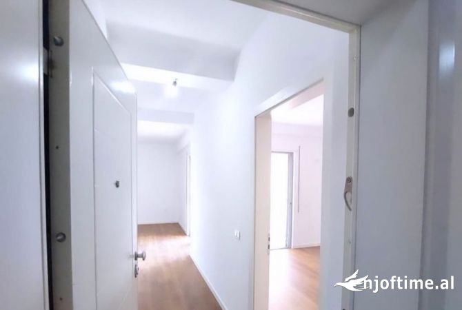 Shtepi ne shitje Apartament ne Tirane, 1+1, Mobilimi Bosh, pa mobiluar, Pagesa 155,000  Euro.