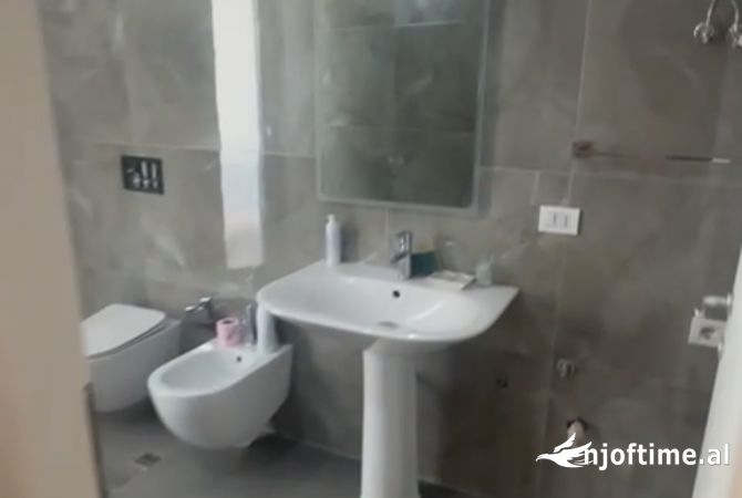 Shtepi ne shitje Apartament ne Tirane, 3+1, Mobilimi E mobiluar, Pagesa 250,000  Euro.