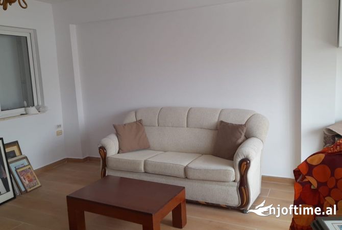 Shtepi me qera Apartament ne Tirane, 1+1, Mobilimi E mobiluar, Pagesa 550  Euro.
