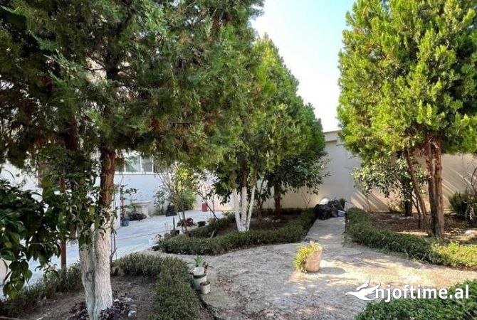 Shtepi ne shitje Shtepi Private ne Tirane, 3+1, Mobilimi E mobiluar, Pagesa 195,000  Euro.