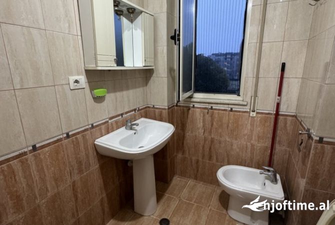 Shtepi me qera Apartament ne Tirane, 2+1, Mobilimi E mobiluar, Pagesa 45,000  Leke.
