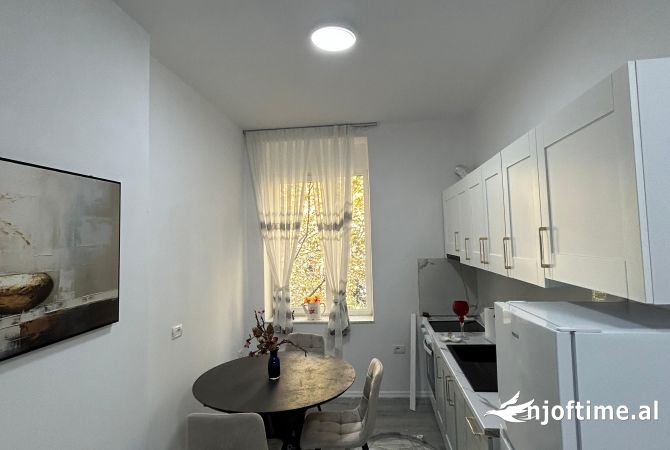 Shtepi me qera Apartament ne Tirane, 2+1, Mobilimi E mobiluar, Pagesa 800  Euro.