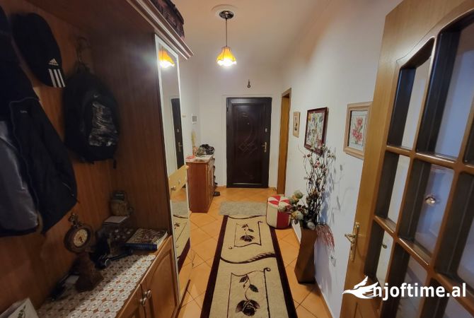 Shtepi ne shitje Apartament ne Tirane, 3+1, Mobilimi E mobiluar, Pagesa 165,000  Euro.