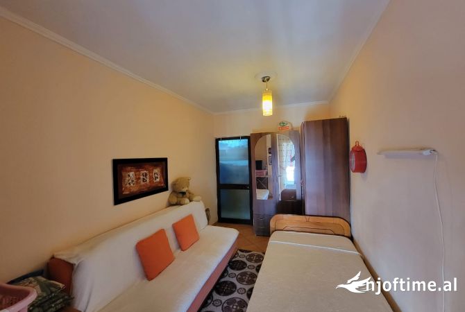 Shtepi ne shitje Apartament ne Tirane, 3+1, Mobilimi E mobiluar, Pagesa 165,000  Euro.