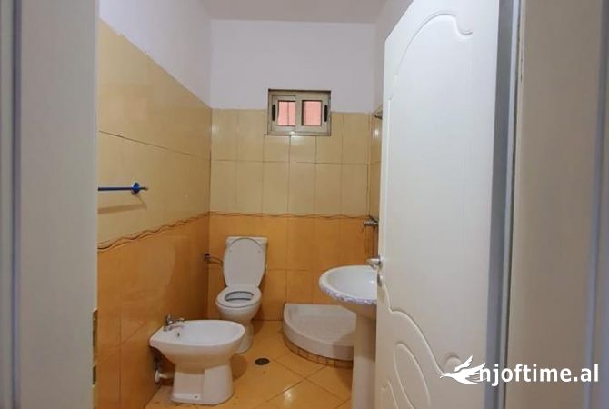 Shtepi ne shitje Apartament ne Tirane, 2+1, Mobilimi E mobiluar, Pagesa 140,000  Euro.