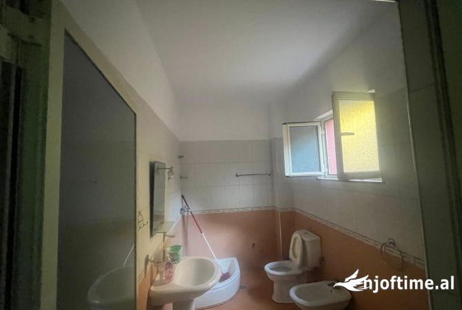 Shtepi me qera Shtepi Private ne Tirane, 2+1, Mobilimi Bosh, pa mobiluar, Pagesa 30,000  Leke.