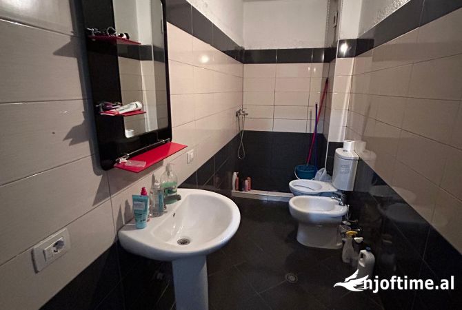 Shtepi ne shitje Apartament ne Tirane, 1+1, Mobilimi E mobiluar, Pagesa 85,000  Euro.