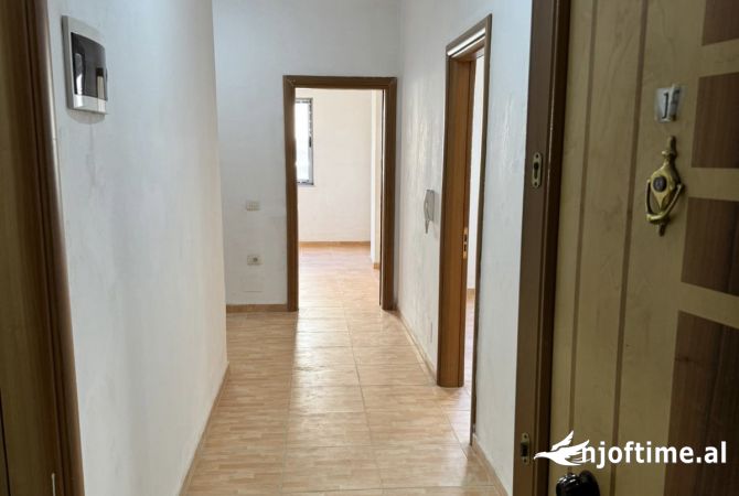 Shtepi ne shitje Apartament ne Tirane, 3+1, Mobilimi Bosh, pa mobiluar, Pagesa 193,000  Euro.