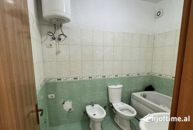 Shtepi ne shitje Apartament ne Tirane, 3+1, Mobilimi Bosh, pa mobiluar, Pagesa 193,000  Euro.