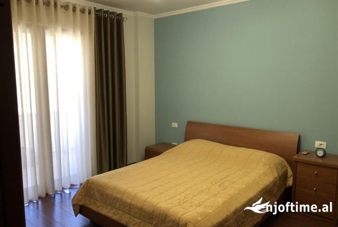 Shtepi me qera Apartament ne Tirane, 3+1, Mobilimi E mobiluar, Pagesa 1,100  Euro.