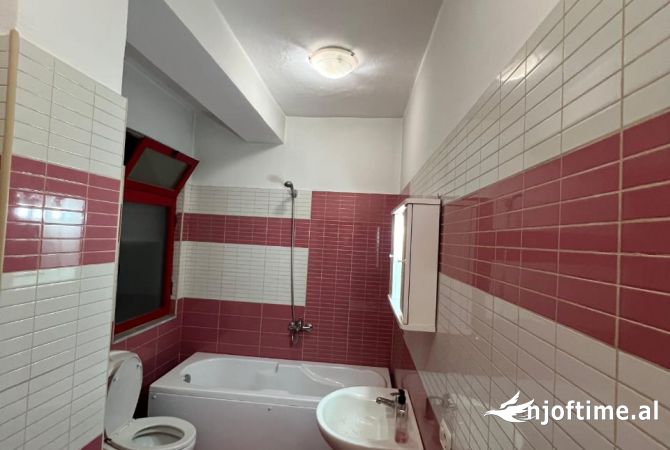 Shtepi ne shitje Apartament ne Tirane, 2+1, Mobilimi E mobiluar, Pagesa 92,000  Euro.