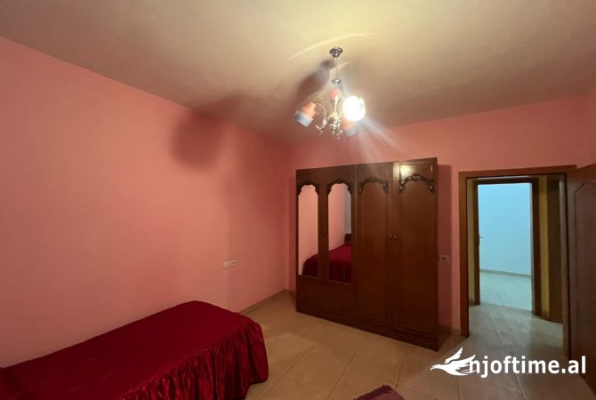Shtepi ne shitje Apartament ne Tirane, 2+1, Mobilimi E mobiluar, Pagesa 92,000  Euro.
