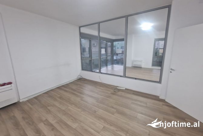 Ambient biznesi me qera 3+1 ne Tirane - 250,000 Leke