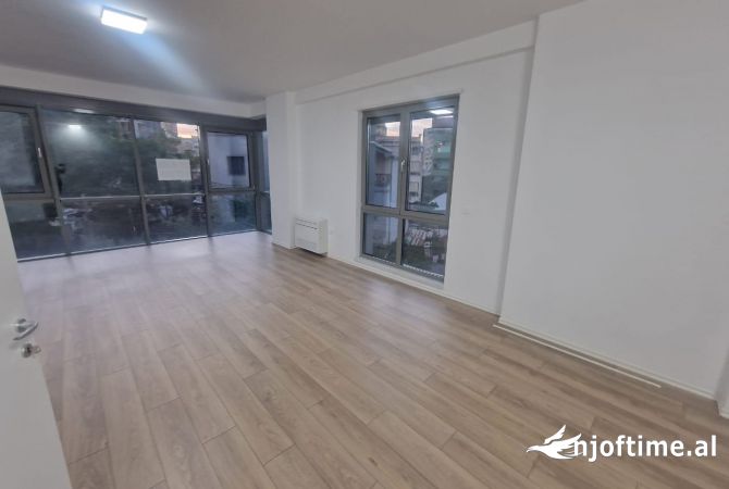 Ambient biznesi me qera 3+1 ne Tirane - 250,000 Leke