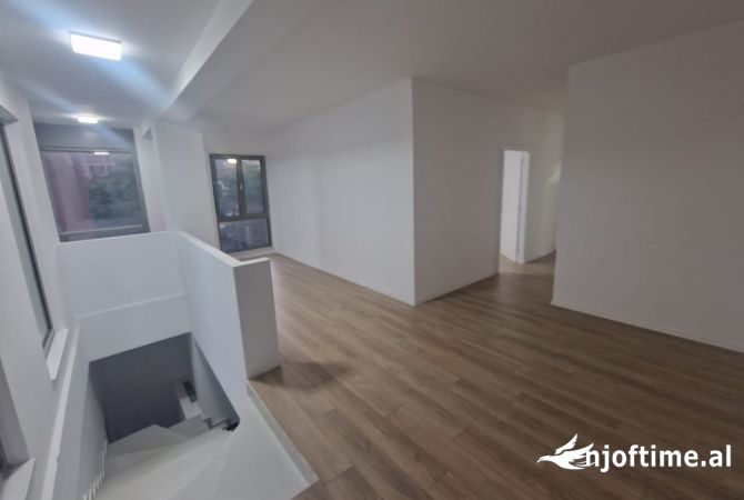 Jepet ambjent me qera per biznes tek Rruga e Kavajes