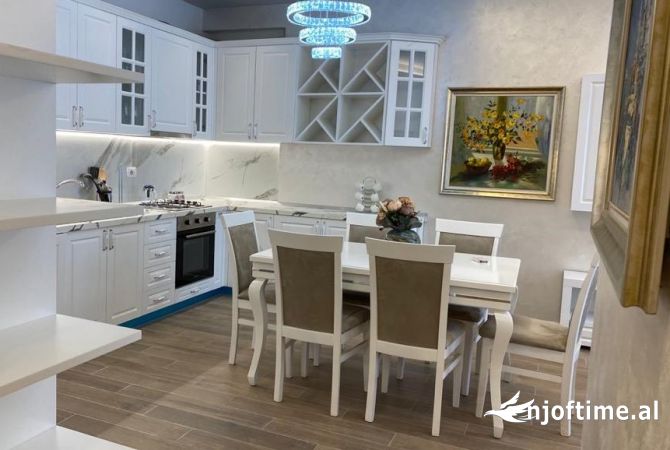 Shtepi me qera Apartament ne Tirane, 2+1, Mobilimi E mobiluar, Pagesa 550  Euro.