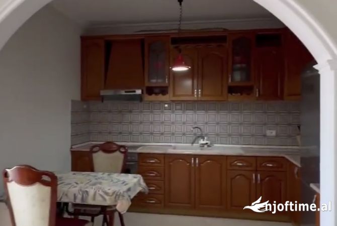 Shtepi me qera Apartament ne Tirane, 2+1, Mobilimi E mobiluar, Pagesa 450  Euro.