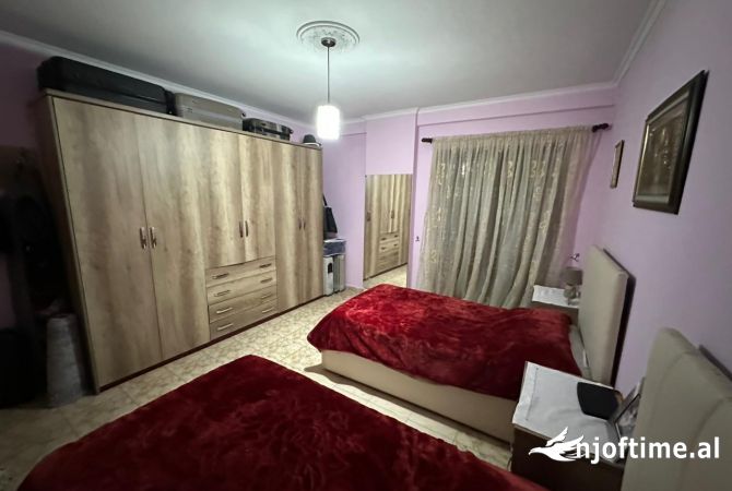 Shtepi ne shitje Apartament ne Tirane, 2+1, Mobilimi E mobiluar, Pagesa 143,000  Euro.