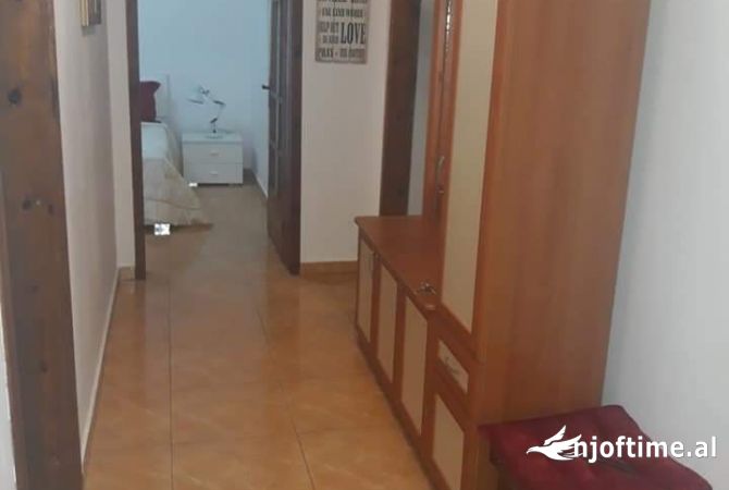 Shtepi me qera Apartament ne Tirane, 2+1, Mobilimi E mobiluar, Pagesa 750  Euro.